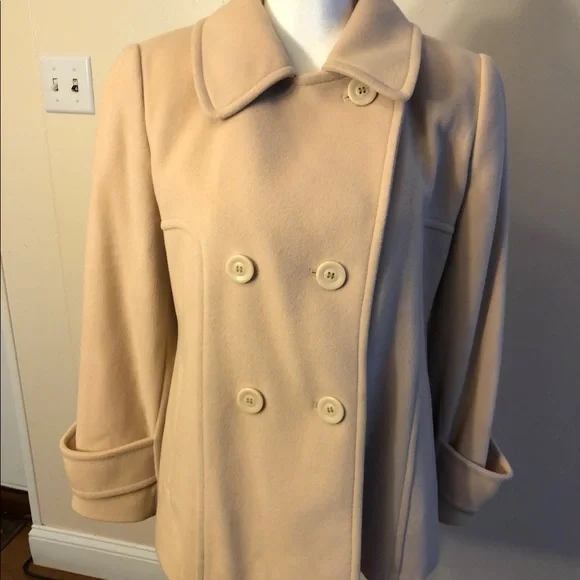 Cream coat!Beautiful and modern! - Picture 2 of 2